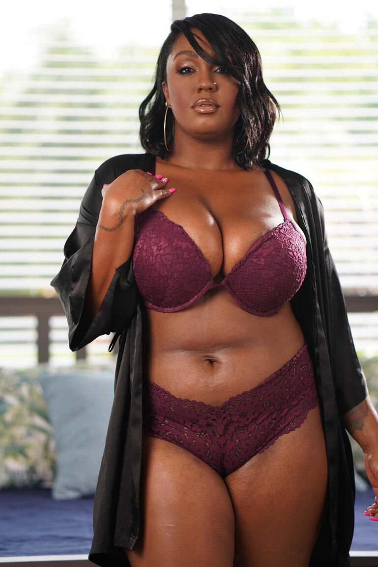 20P La voluptuosa ébano Layton Benton se desnuda