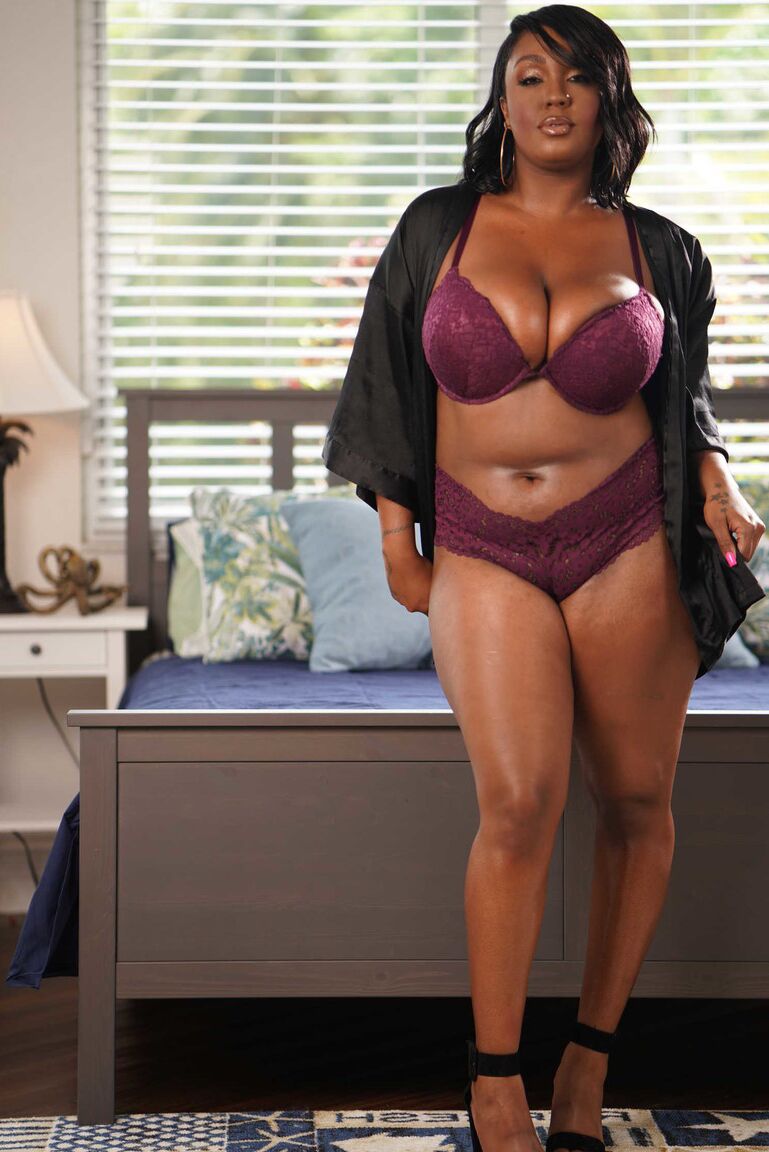 20P La voluptuosa ébano Layton Benton se desnuda