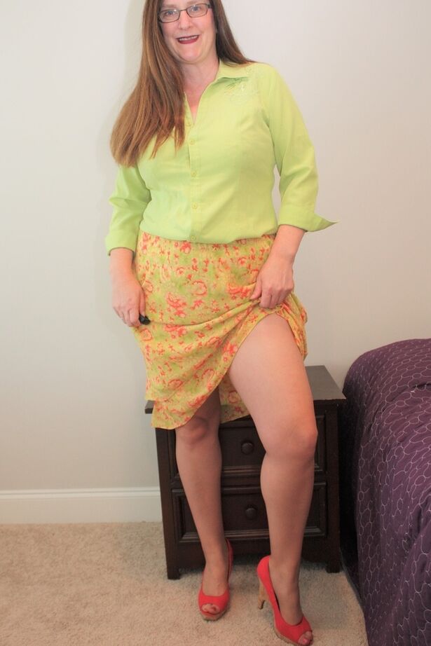 20P La gorda amateur Missy se baja las pantimedias antes de abrir los labios de su coño