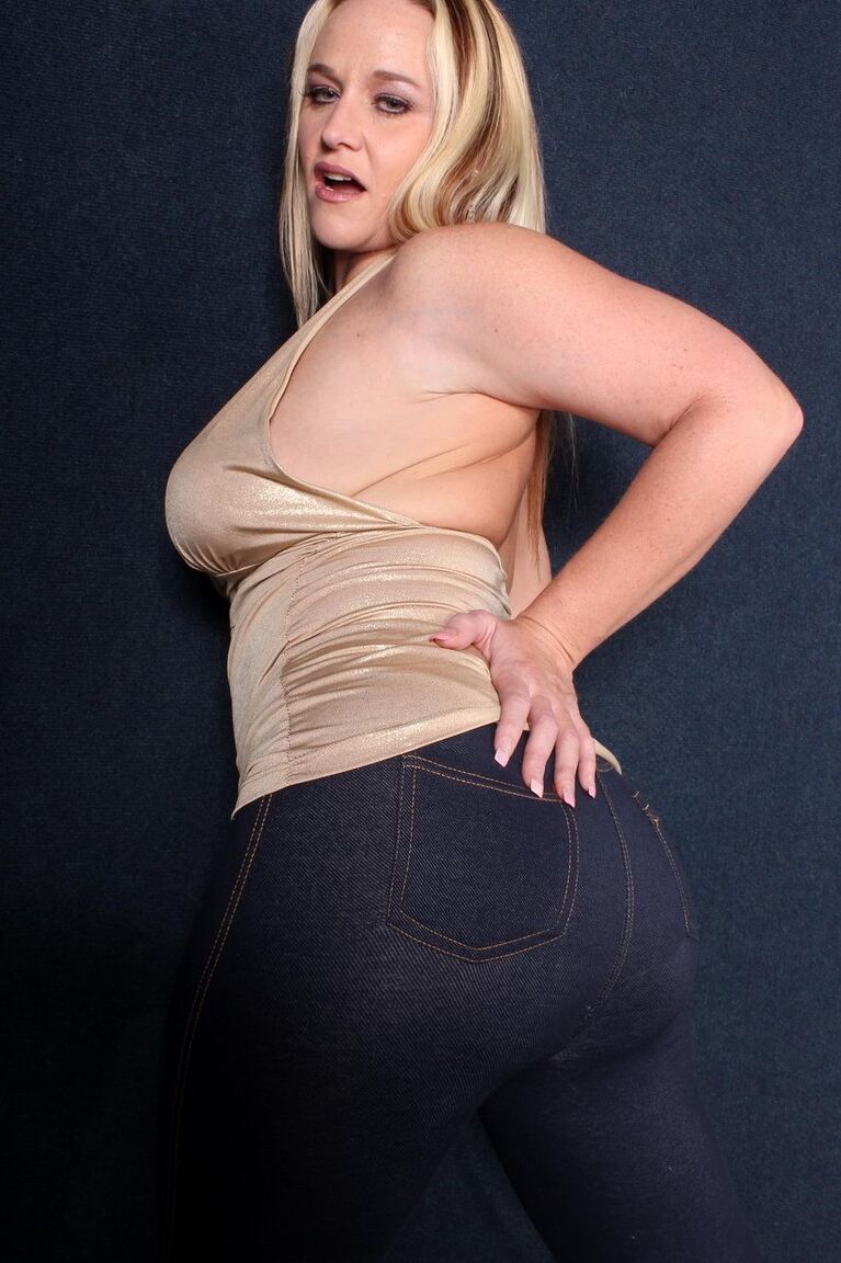 17P La sale blonde Dee Siren travaille pour gagner de l'argent tout en portant un jean moulant