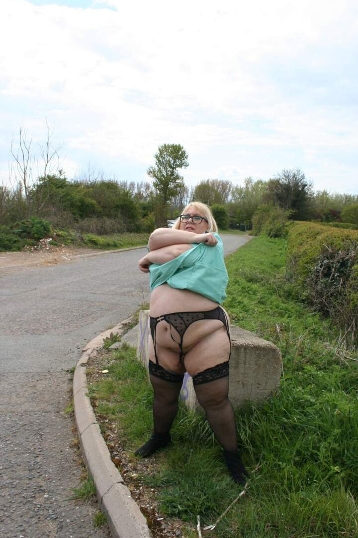 16P 肥満のイギリス人女性レクシー・カミングスが道路脇で下着とナイロンをモデル化