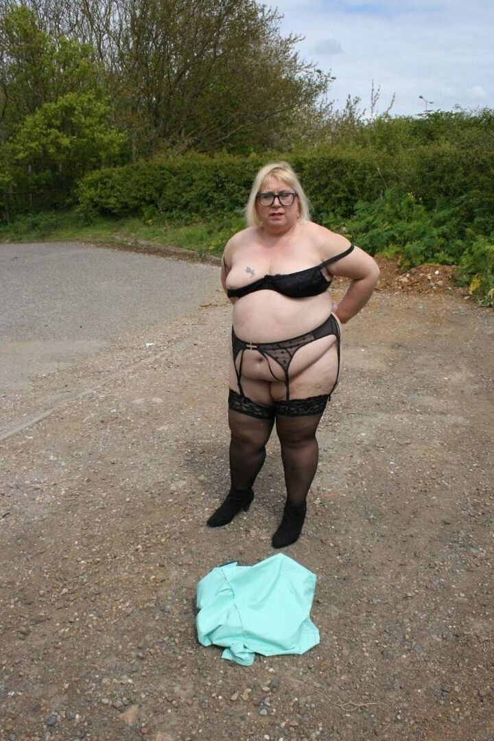 16P 肥満のイギリス人女性レクシー・カミングスが道路脇で下着とナイロンをモデル化