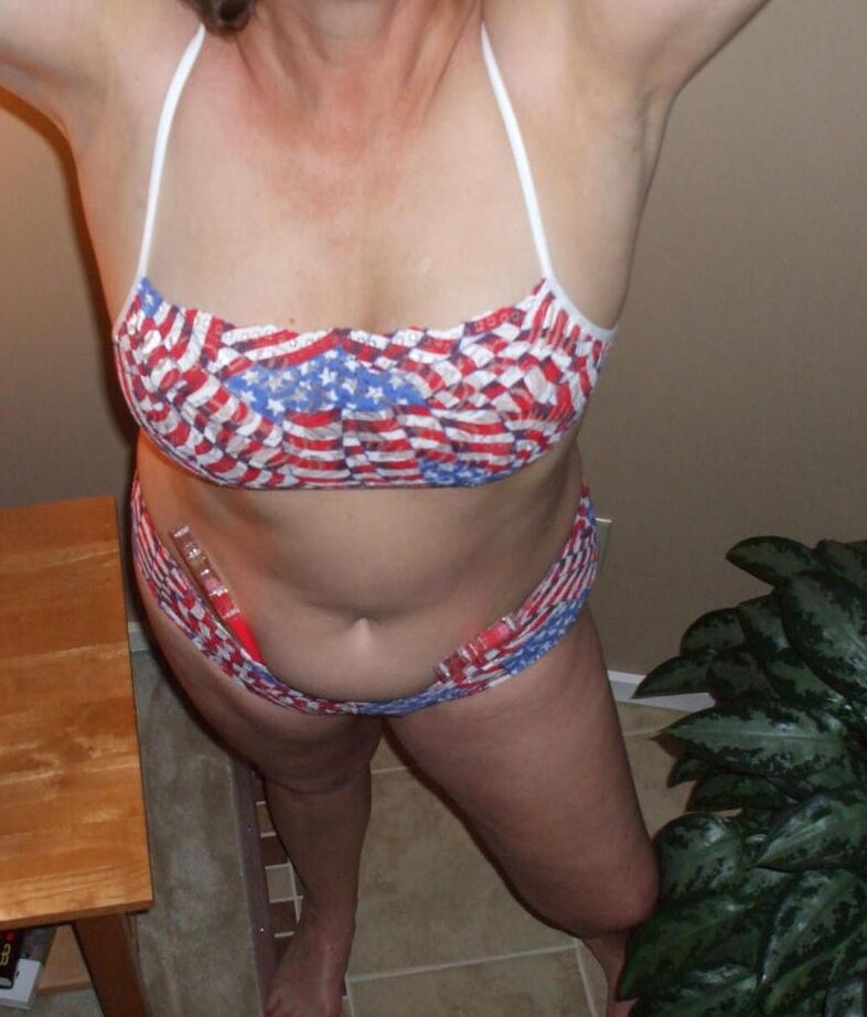 19P Ältere Amateurin Busty Bliss lässt ihre natürlichen Titten aus einem Bikinioberteil frei