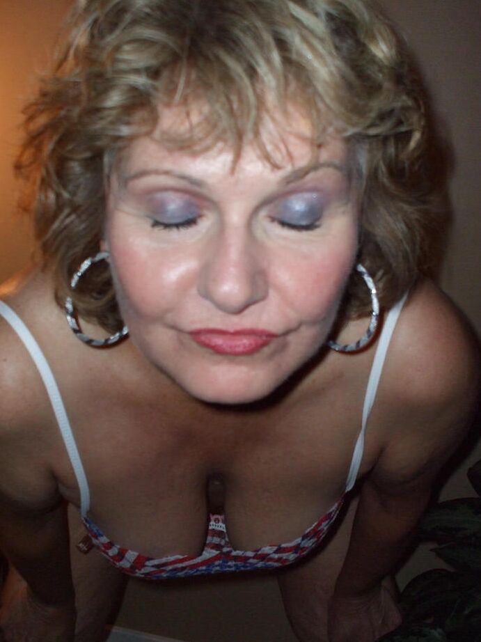 19P Ältere Amateurin Busty Bliss lässt ihre natürlichen Titten aus einem Bikinioberteil frei