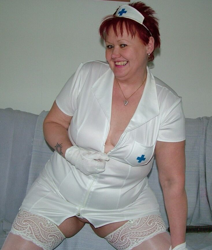 20P Enfermeira ruiva madura Valgasmic Exposed se masturba com um vibrador