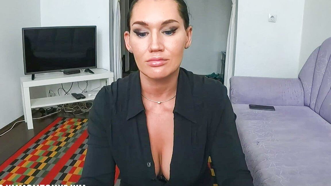 21P Mãe sexy com peitos grandes dá um boquete gostoso em um poste de carne dura