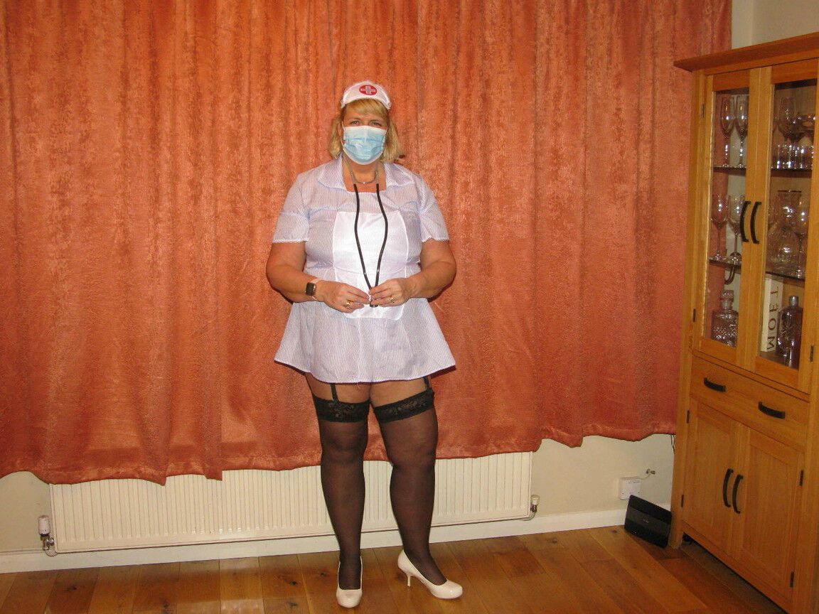 16P La enfermera gorda Chrissy Uk se quita la mascarilla quirúrgica y el uniforme para modelar lencería