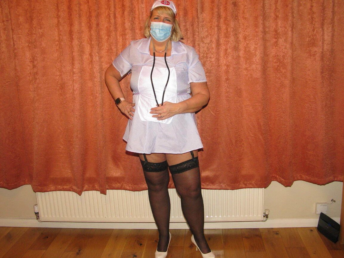 16P La enfermera gorda Chrissy Uk se quita la mascarilla quirúrgica y el uniforme para modelar lencería