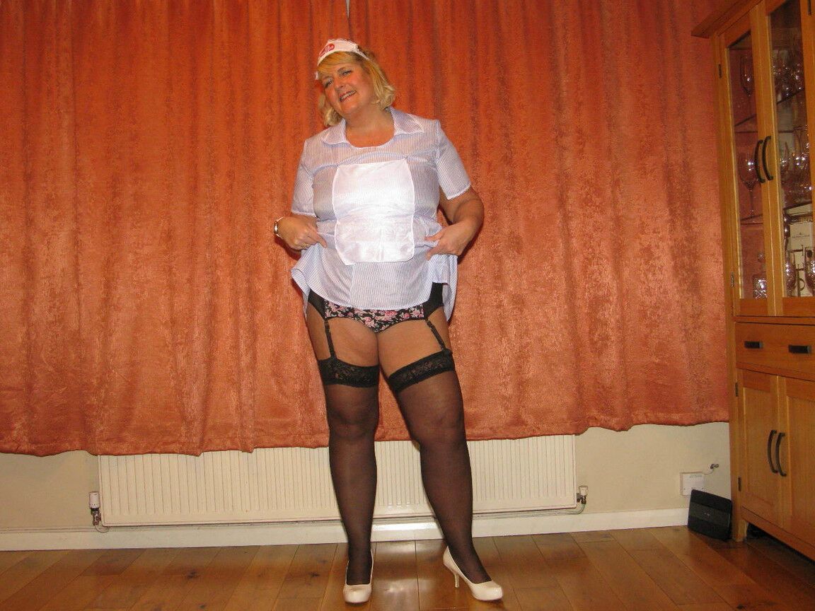 16P La enfermera gorda Chrissy Uk se quita la mascarilla quirúrgica y el uniforme para modelar lencería