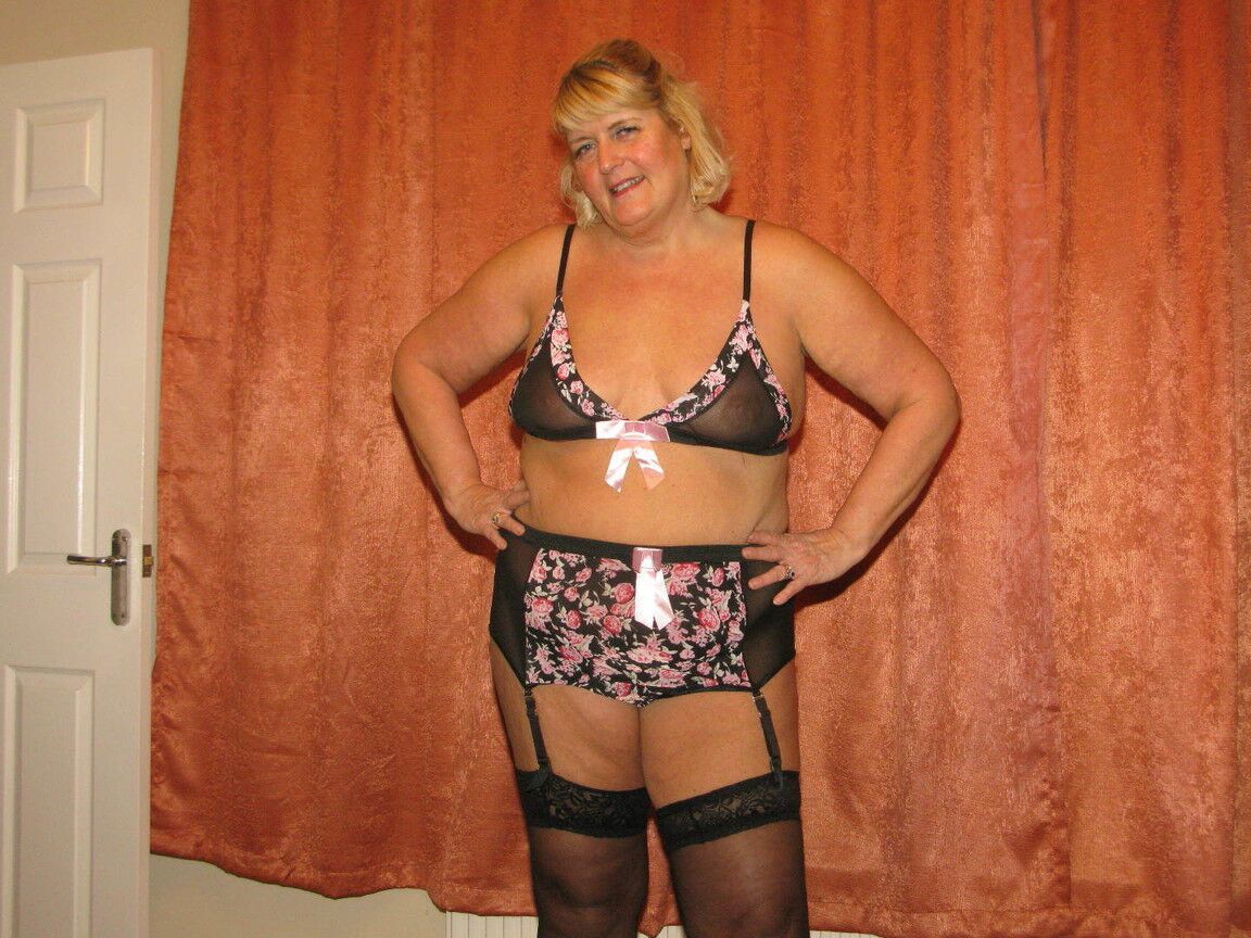 16P La enfermera gorda Chrissy Uk se quita la mascarilla quirúrgica y el uniforme para modelar lencería