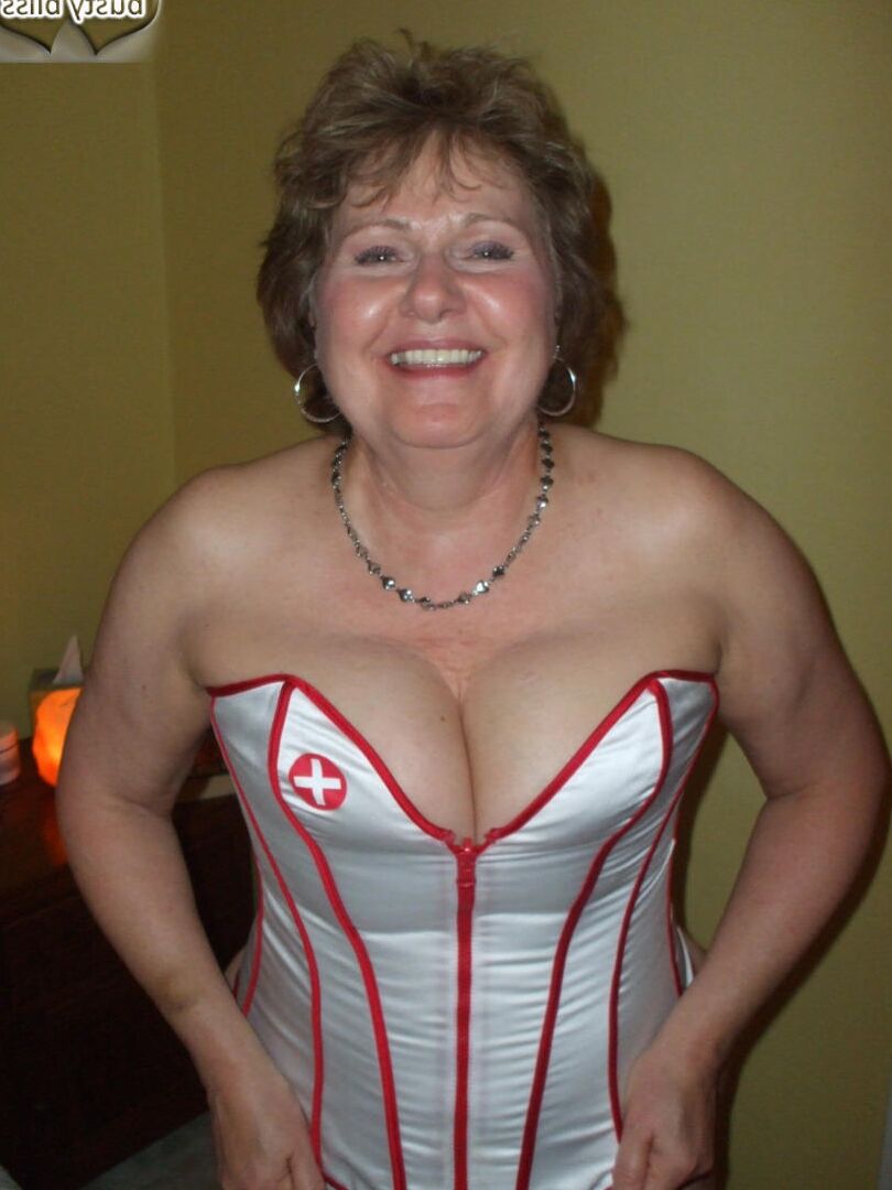 20P La madura Busty Bliss se pone un collar antes de mamar en un corsé