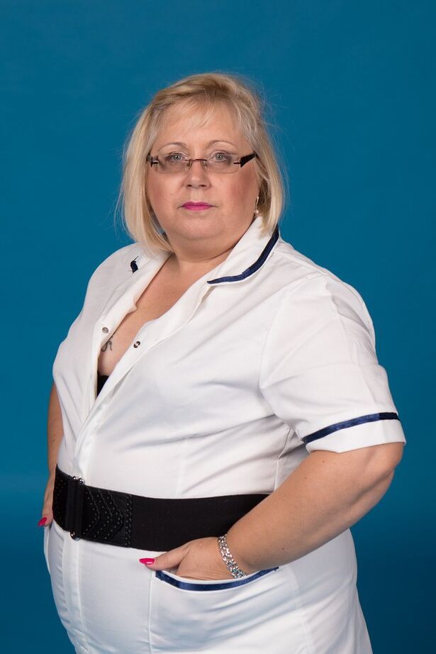 Die 20P blonde britische BBW Lexie Cummings berührt ihre Brüste, nachdem sie ihren großen Arsch gezeigt hat