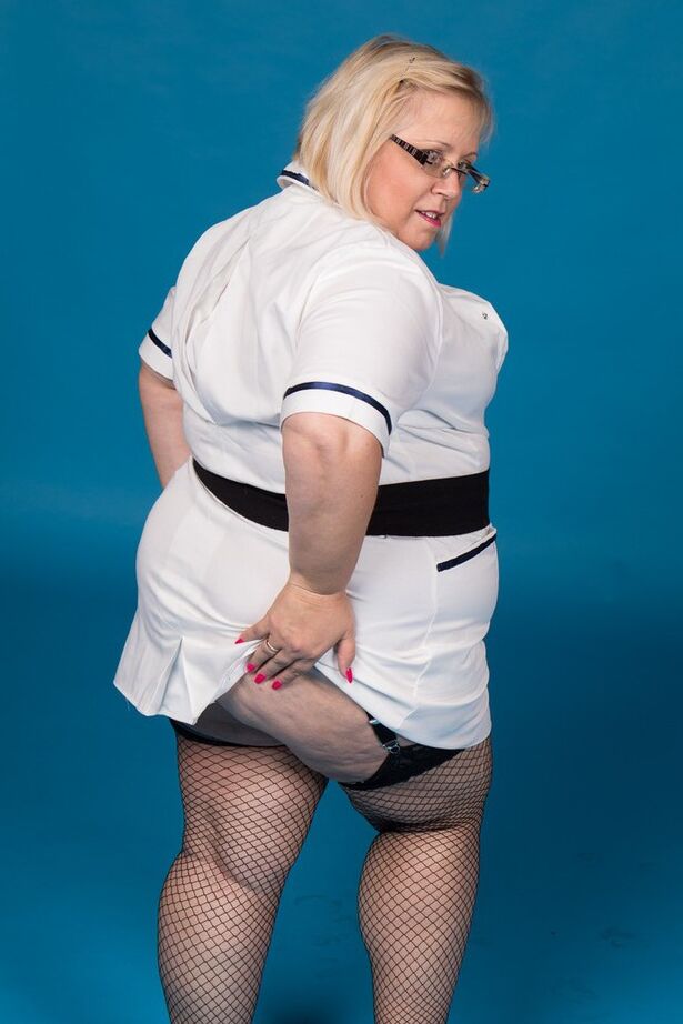 Die 20P blonde britische BBW Lexie Cummings berührt ihre Brüste, nachdem sie ihren großen Arsch gezeigt hat