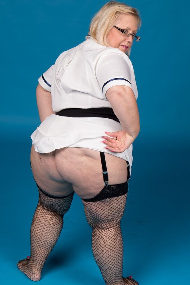 Die 20P blonde britische BBW Lexie Cummings berührt ihre Brüste, nachdem sie ihren großen Arsch gezeigt hat