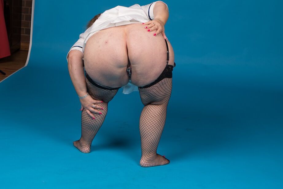 Die 20P blonde britische BBW Lexie Cummings berührt ihre Brüste, nachdem sie ihren großen Arsch gezeigt hat
