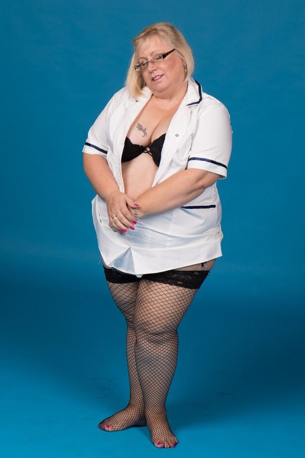 Die 20P blonde britische BBW Lexie Cummings berührt ihre Brüste, nachdem sie ihren großen Arsch gezeigt hat