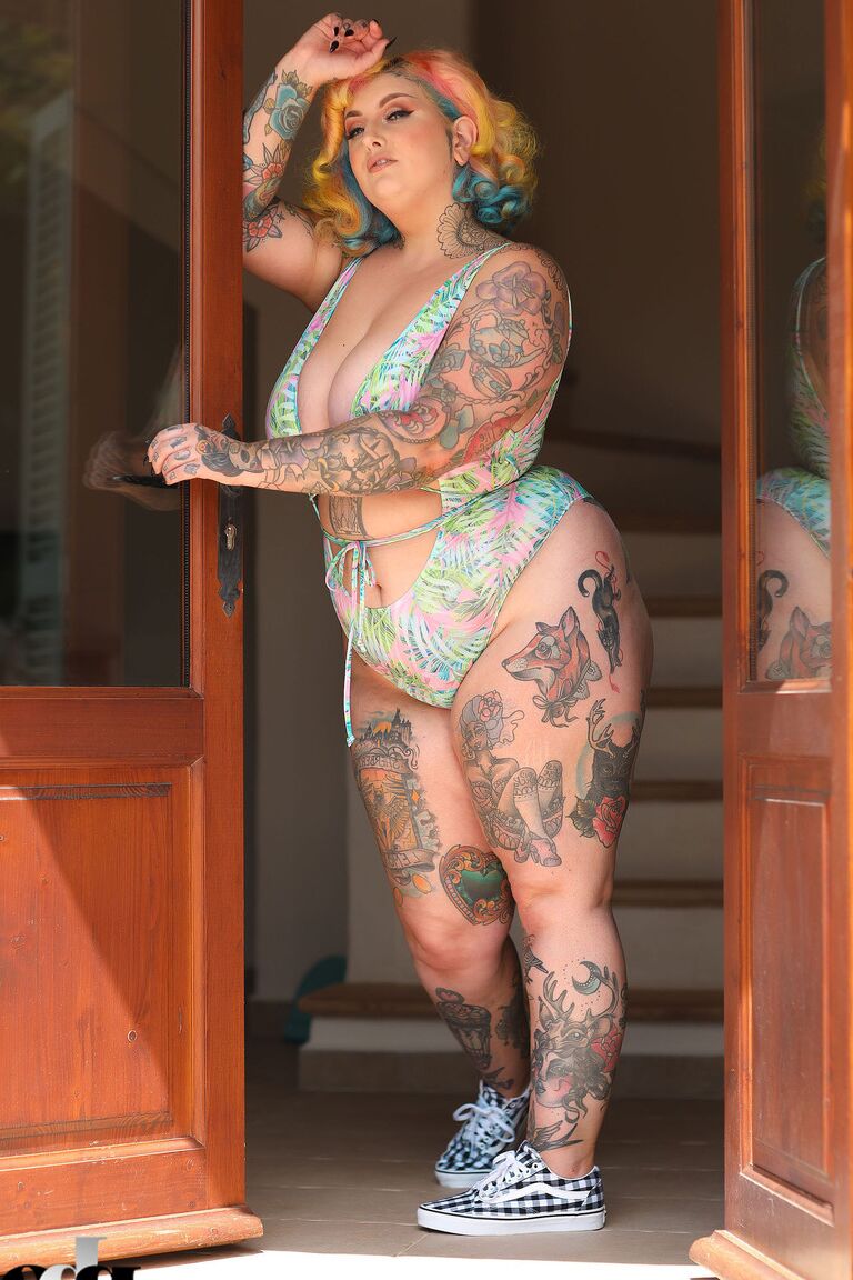 21P Hot pinup fatty Galda Lou shows her huge bum and giant breasts in a doorway