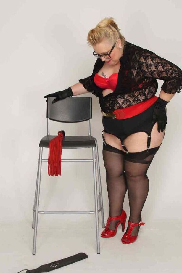 20P UK BBW Lexie Cummings touche sa chatte percée après avoir montré son gros cul