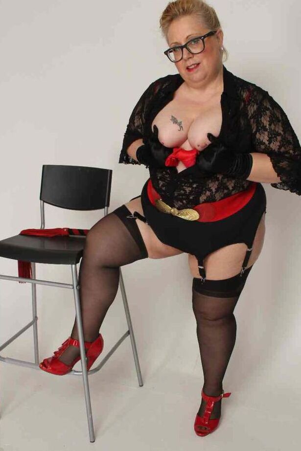 20P UK BBW Lexie Cummings touche sa chatte percée après avoir montré son gros cul