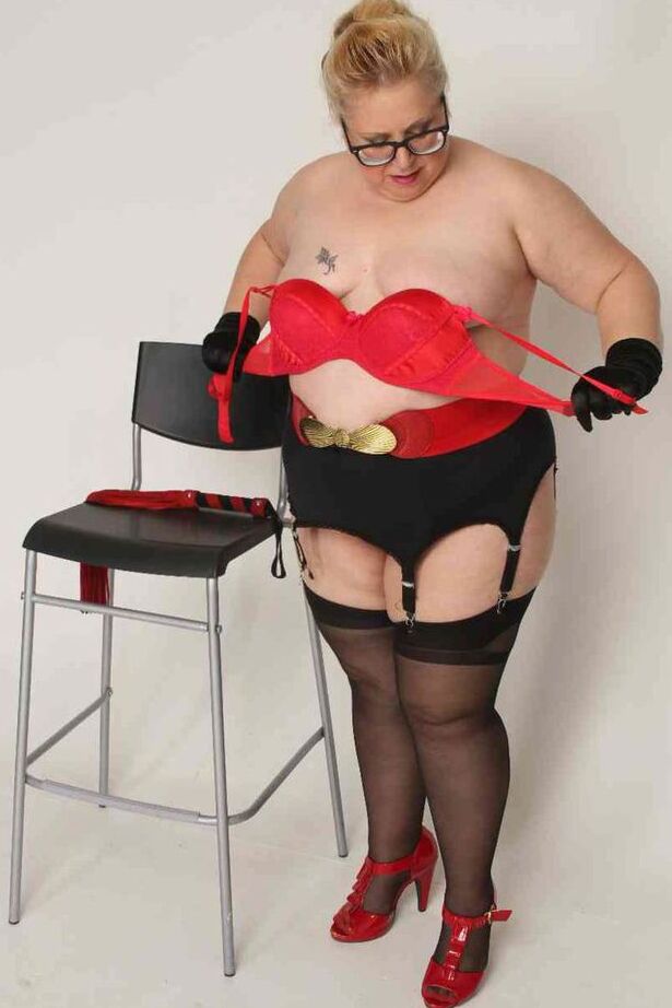 20P UK BBW Lexie Cummings touche sa chatte percée après avoir montré son gros cul