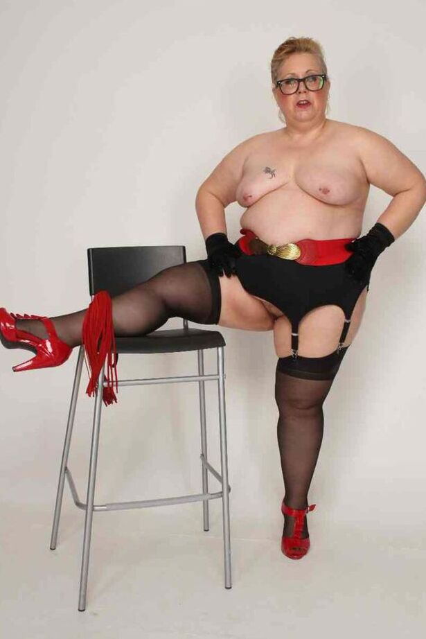 20P UK BBW Lexie Cummings touche sa chatte percée après avoir montré son gros cul
