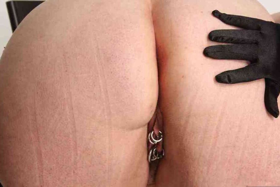 20P UK BBW Lexie Cummings touche sa chatte percée après avoir montré son gros cul