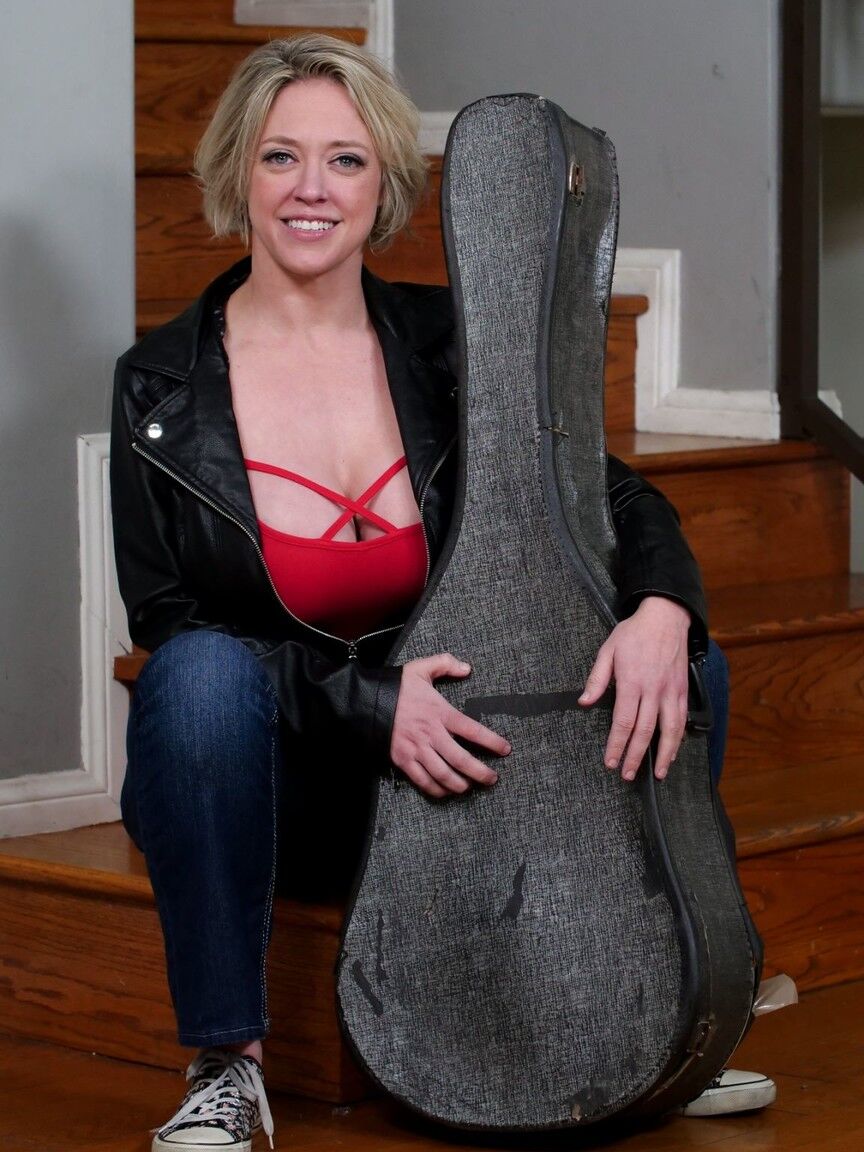 21P Mature Dee Williams exposes her round ass before giving a titjob and fellatio