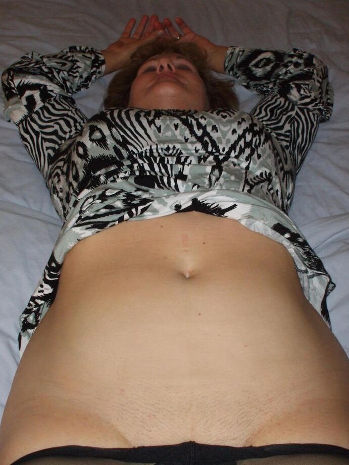 20P Velha gordinha expõe seus peitos grandes e sua vulva antes de lamber um pau
