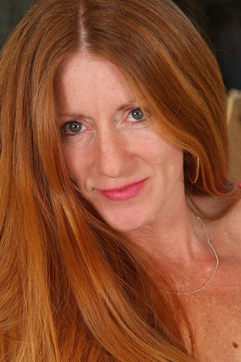 21P La MILF rousse Wendy perd sa lingerie sexy en extérieur et montre ses gros seins