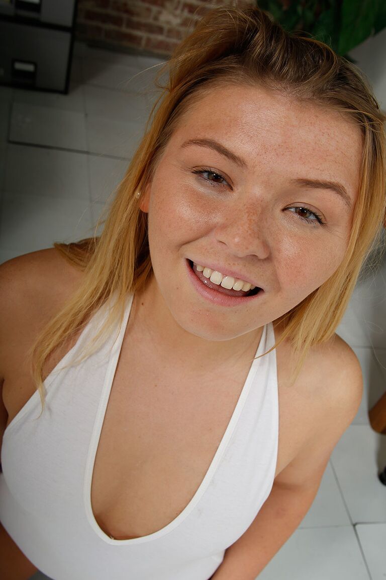 15P Rubia gordita se desnuda antes de recibir una polla larga entre sus manos
