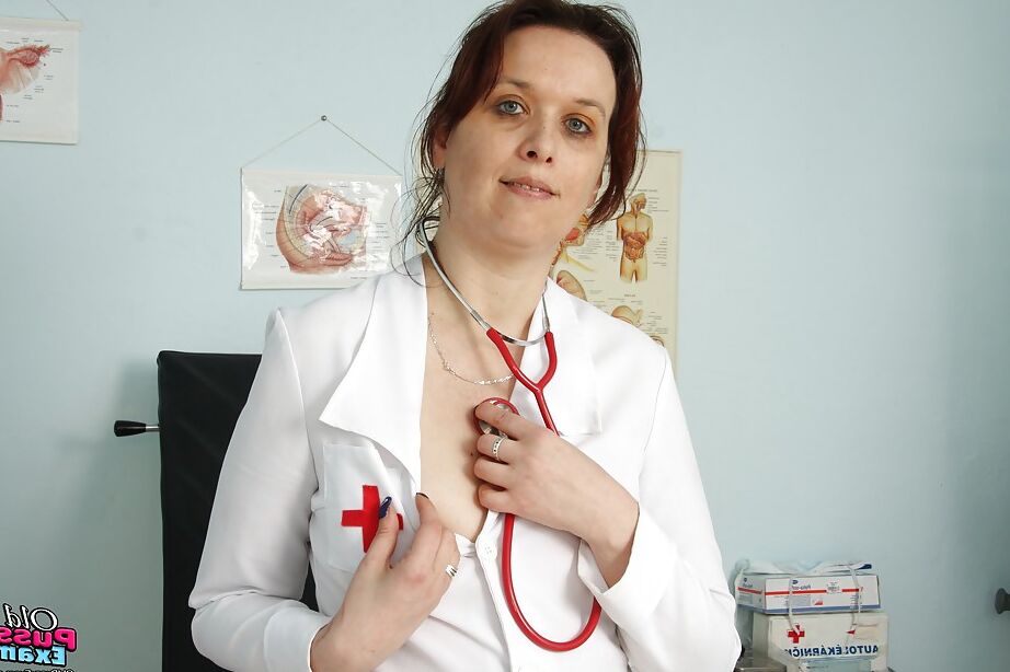 16P Enfermeira madura safada com boceta peluda não tem lingerie sob o uniforme