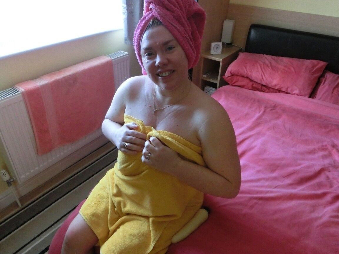 16P Madura rubia Barby se masturba con un vibrador después de la ducha