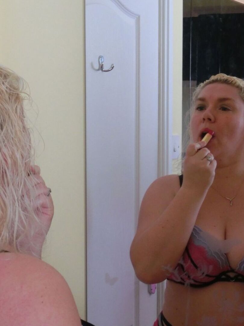 16P Madura rubia Barby se masturba con un vibrador después de la ducha