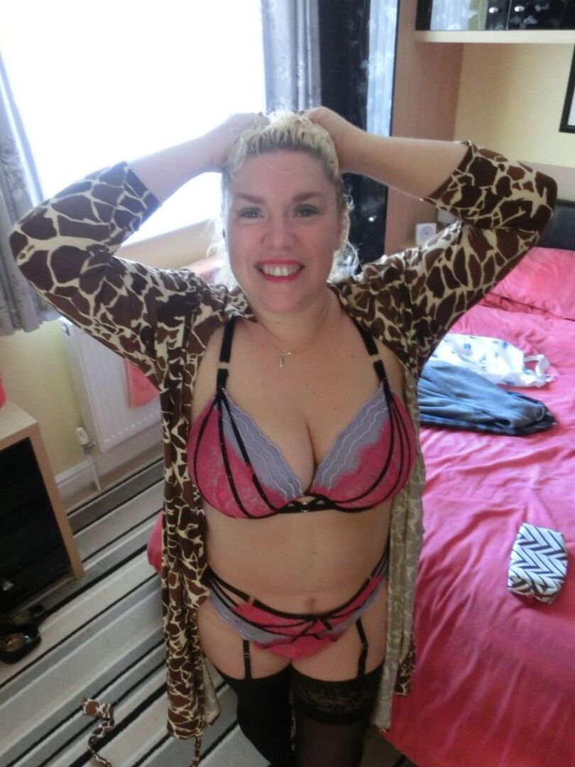 16P Madura rubia Barby se masturba con un vibrador después de la ducha
