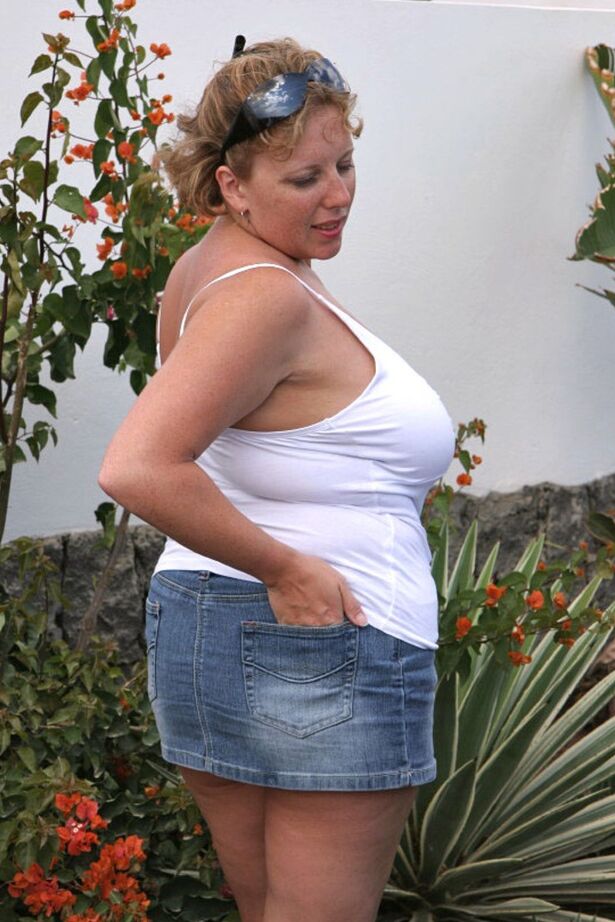 20P La amateur británica Curvy Claire expone sus grandes tetas en un jardín