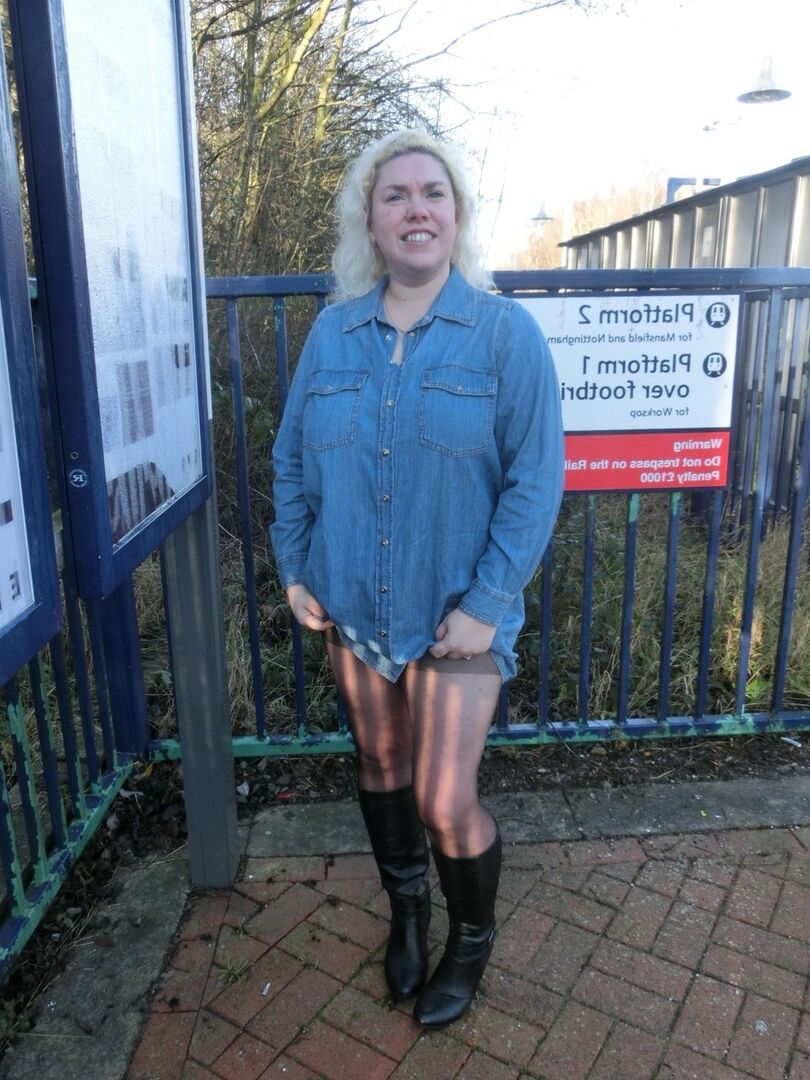 16P La rubia mayor Barby expone sus tetas y su coño en el andén de una estación de tren