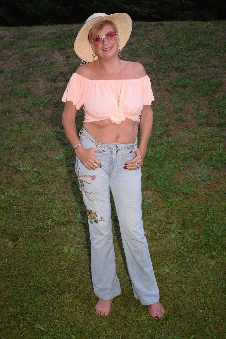 16P Mature lady Dimonty strips off her clothes in a backyard while wearing shades