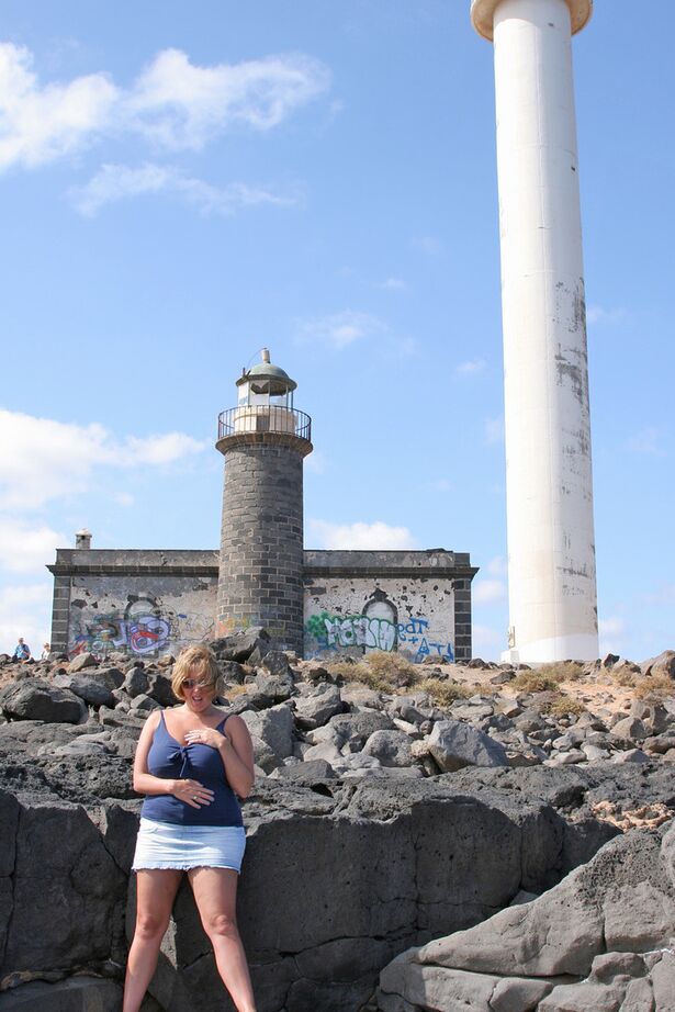 20P British BBW Curvy Claire exposes her big boobs while visiting a lighthouse
