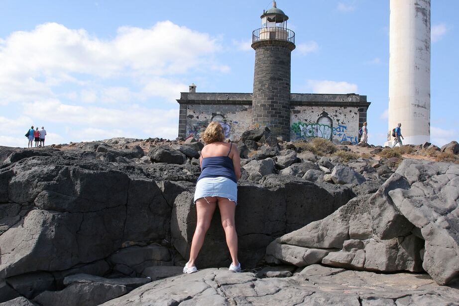 20P British BBW Curvy Claire exposes her big boobs while visiting a lighthouse