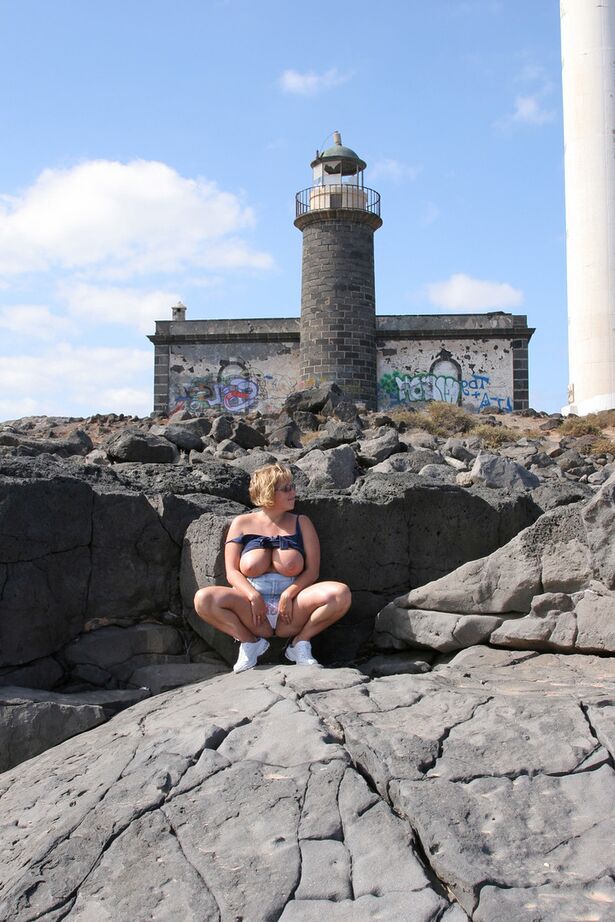 20P British BBW Curvy Claire exposes her big boobs while visiting a lighthouse
