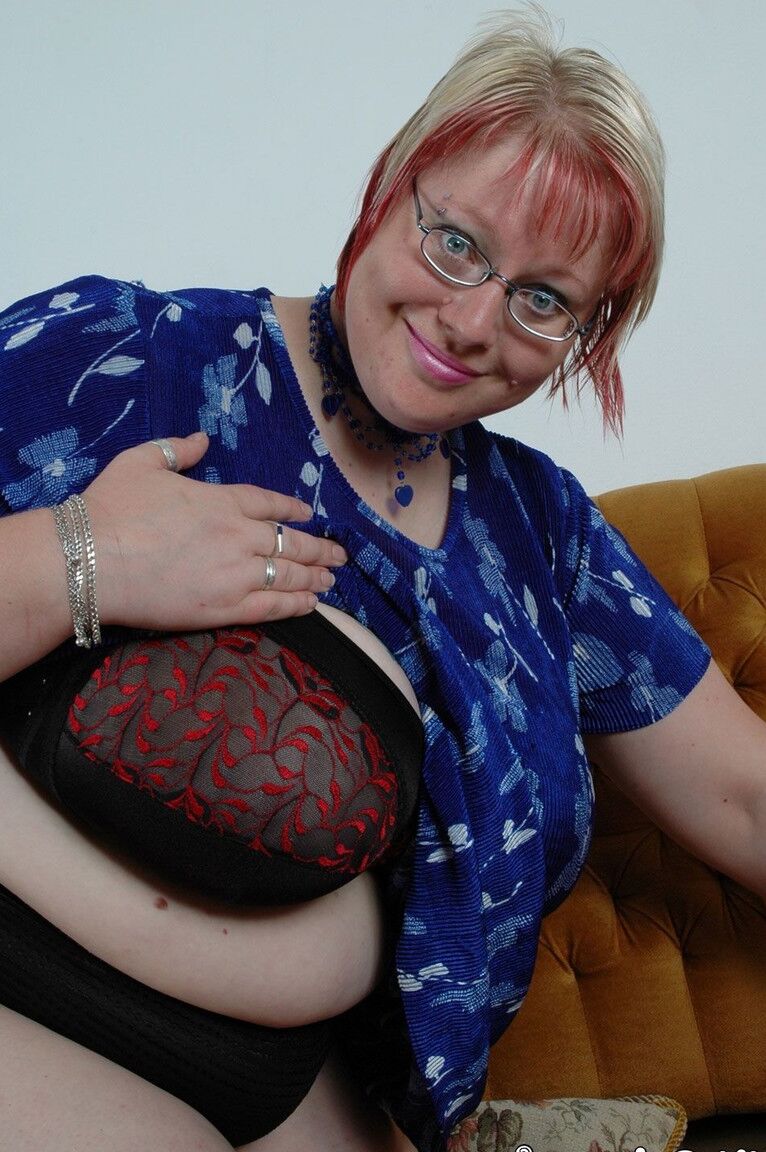 21P Diana mujer de pelo corto dando rienda suelta a sus gigantescas tetas y dejando al descubierto su gordo cuerpo