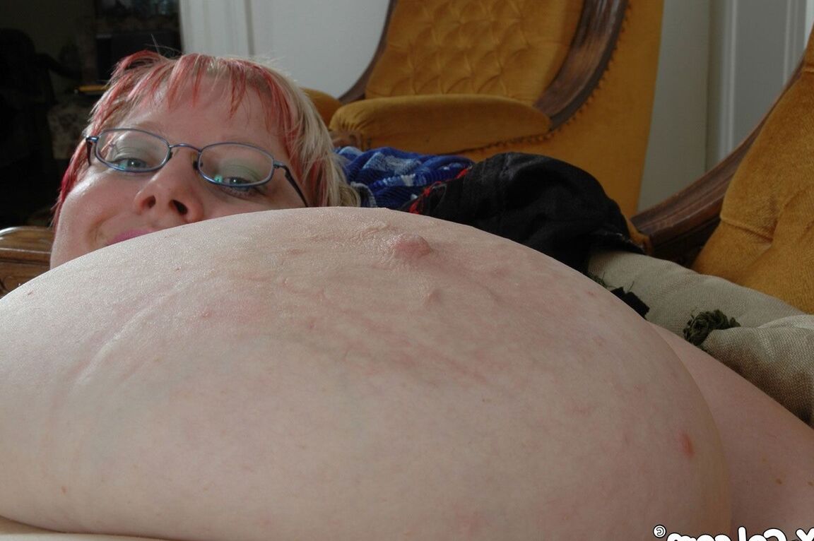 21P Diana mujer de pelo corto dando rienda suelta a sus gigantescas tetas y dejando al descubierto su gordo cuerpo