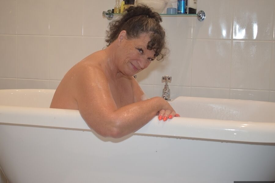 20P Amateur BBW displays her large breasts while taking a bath
