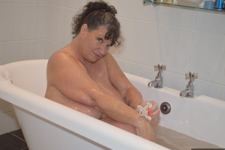 20P Amateur BBW displays her large breasts while taking a bath