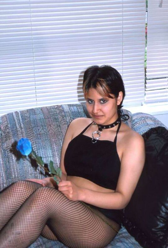 12P Linda jovem indiana em meias exibindo seios