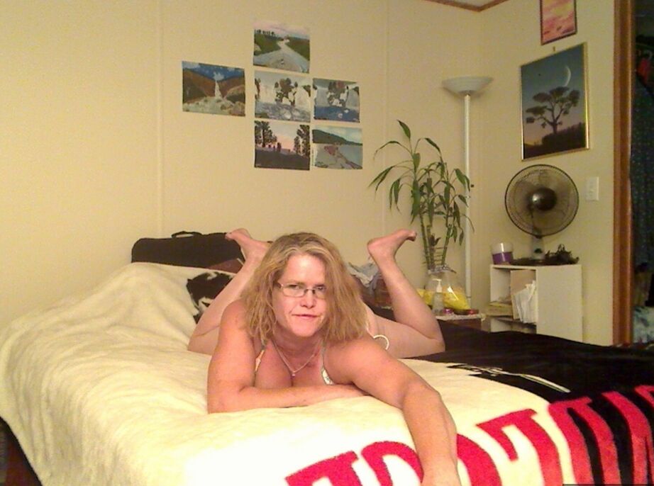 20P La tetona amateur de mediana edad Misha MILF monta un consolador en su cama con gafas