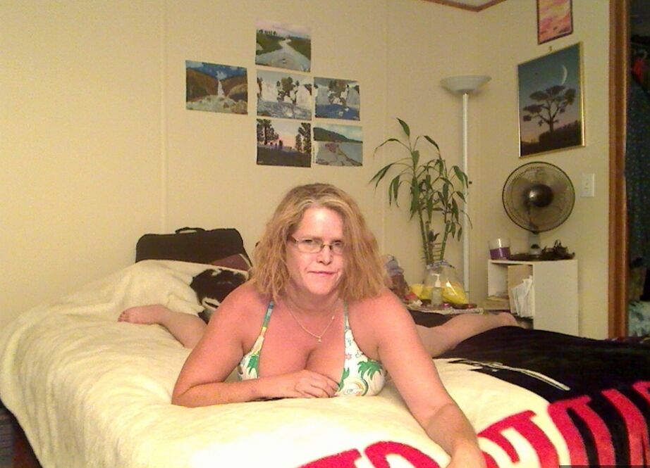 20P La tetona amateur de mediana edad Misha MILF monta un consolador en su cama con gafas