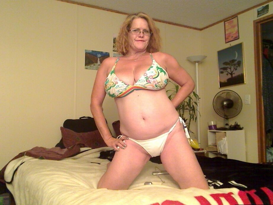 20P La tetona amateur de mediana edad Misha MILF monta un consolador en su cama con gafas