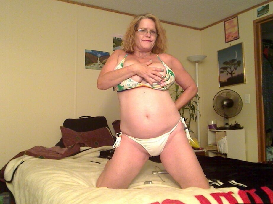 20P La tetona amateur de mediana edad Misha MILF monta un consolador en su cama con gafas