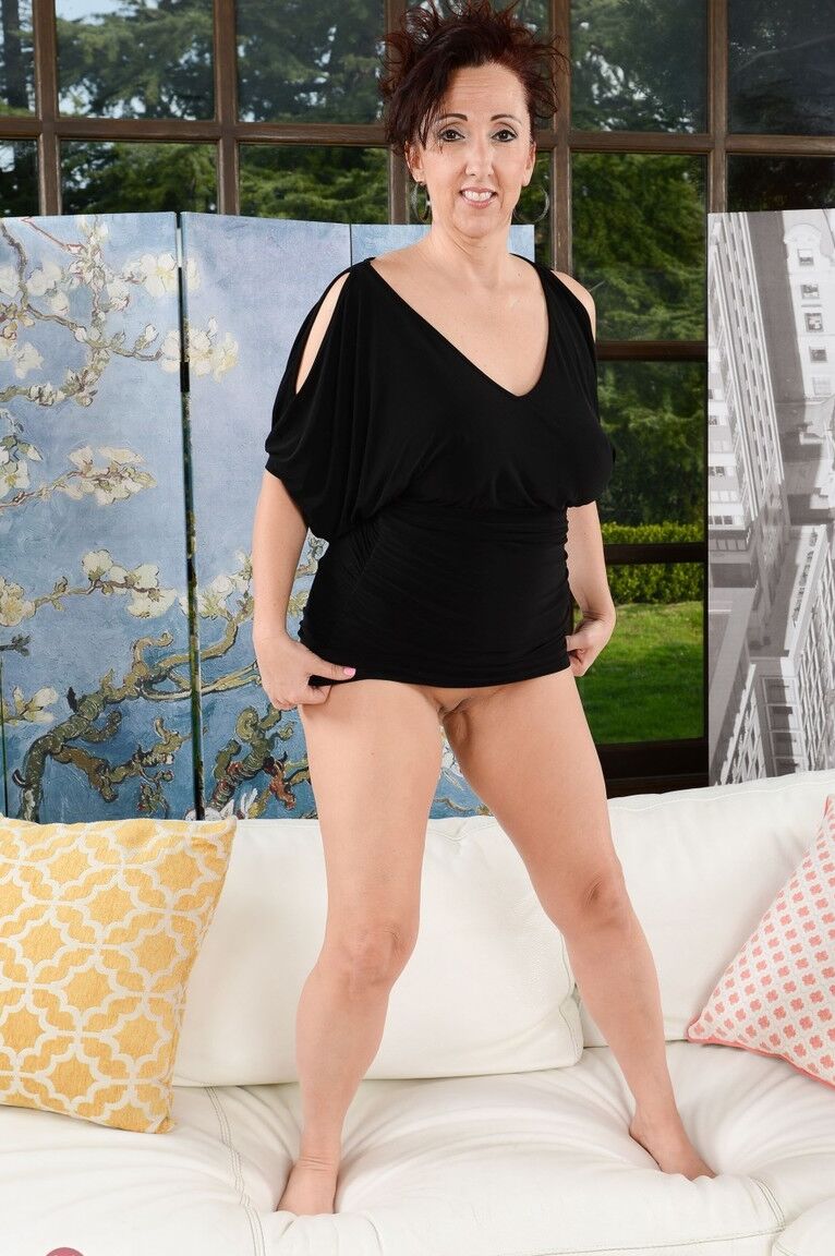 21P Die geile reife Nymphomanin Missy Masters zeigt ihre riesigen Brüste und ihre rasierte Vagina